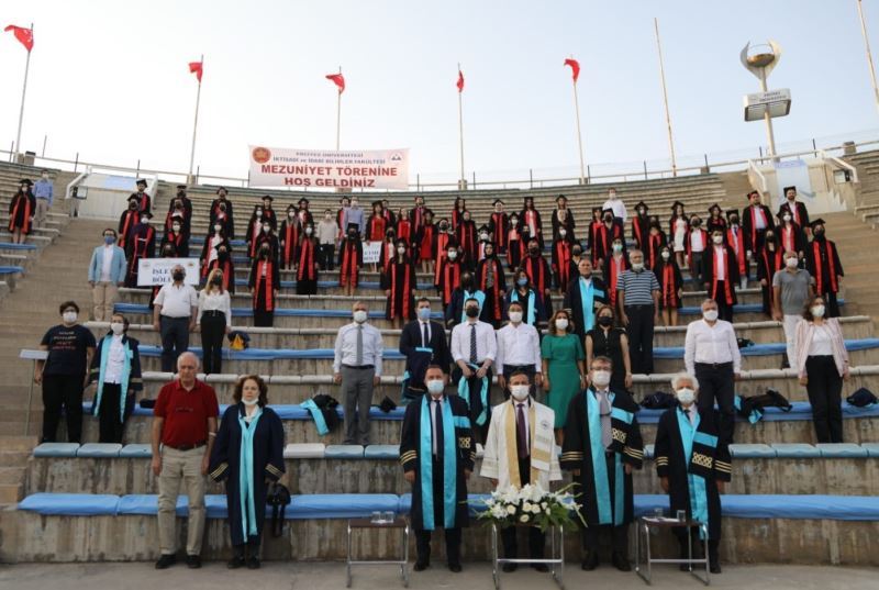 ERÜ İktisadi ve İdari Bilimler Fakültesi’nde Mezuniyet Sevinci
