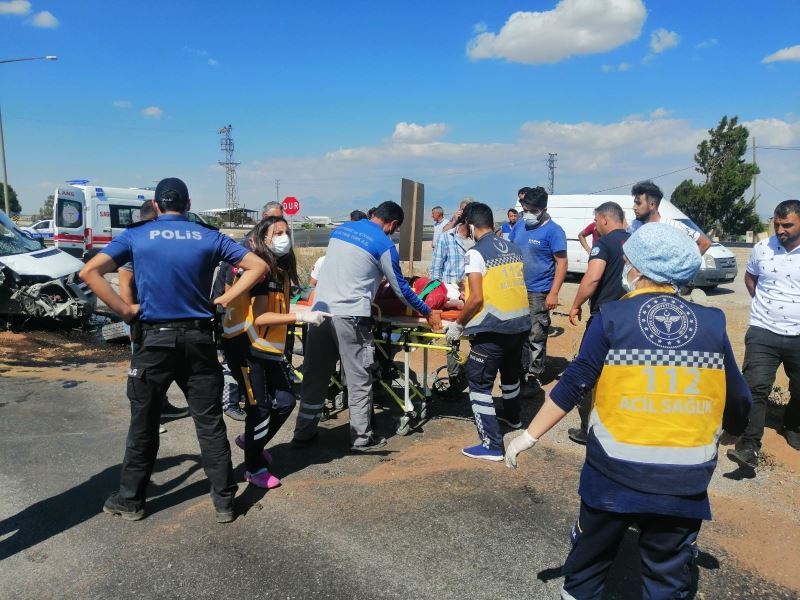 Kayseri’de minibüs aydınlatma direğine çarptı: 5 yaralı
