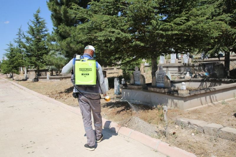Melikgazi’de mezarlıklar bayrama hazır
