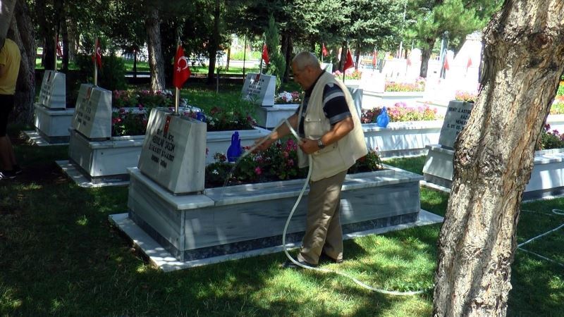 Kayseri’de bayram arefesinde şehitlikte dualar edildi
