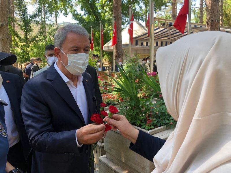 Bakan Akar Kayseri Protokolü ile şehitlik ziyaretlerine katıldı
