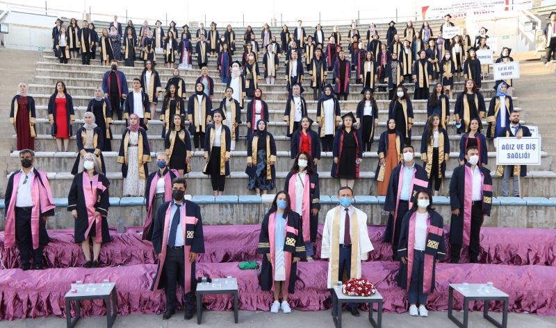 ERÜ Halil Bayraktar Sağlık Hizmetleri Meslek Yüksekokulu yeni mezunlarını verdi
