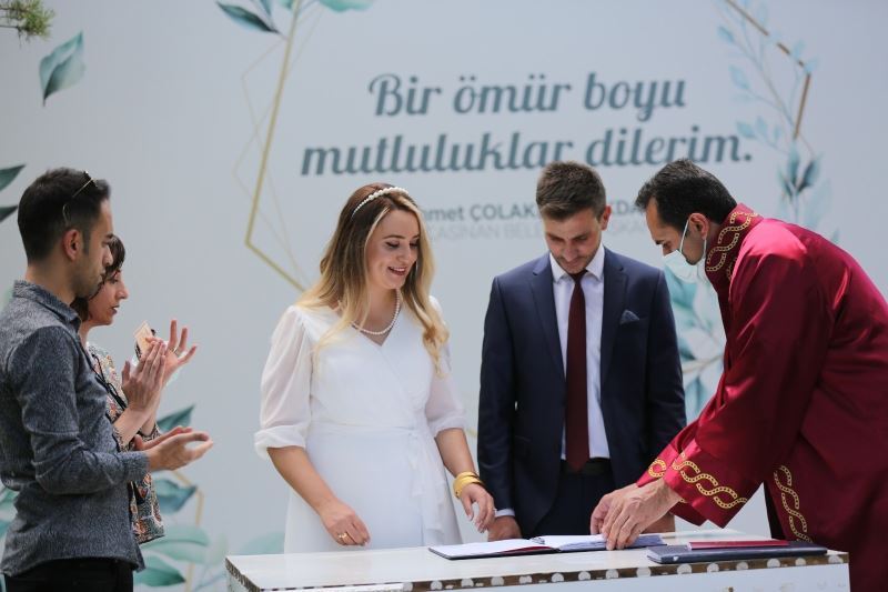 Kocasinan’da bir günde 27 çift mutlu yuvaların temelini attı
