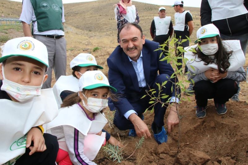 Öğretmenler geleceğe nefes oldu, fidanları toprakla buluşturdu
