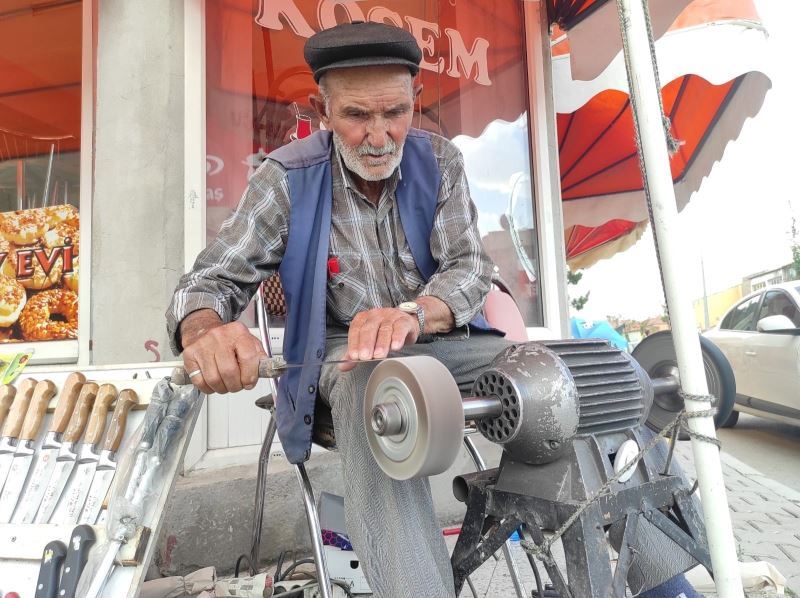 86 yaşındaki bıçakçı 66 yıldır işini aşkla yapıyor
