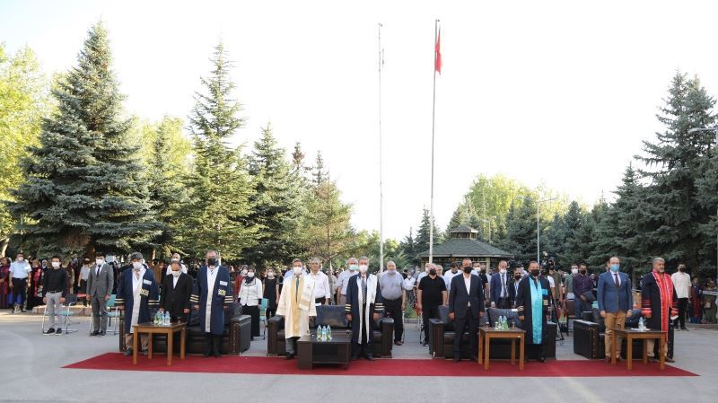 ERÜ İlahiyat Fakültesi 53. Dönem Mezunlarını Verdi
