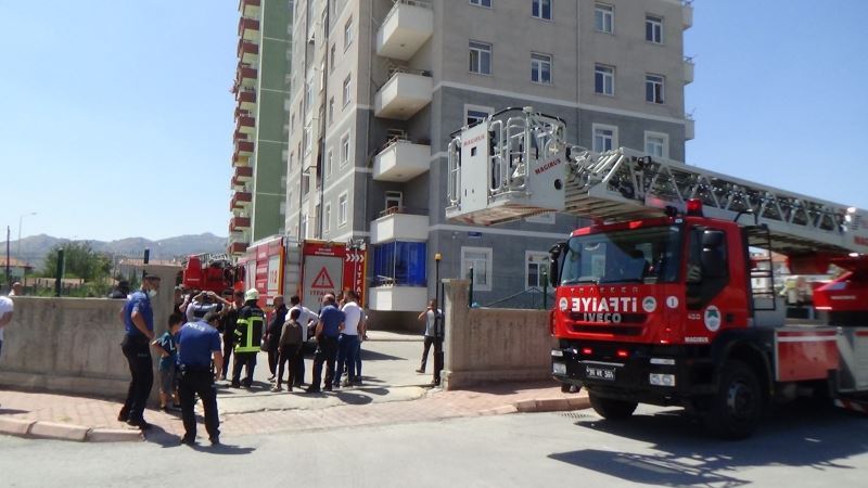 Yangında balkonda mahsur kalan yavru köpeğini kurtardıktan sonra kucağından indirmedi
