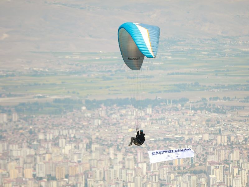 Paraşütle aşı farkındalığı oluşturuldu
