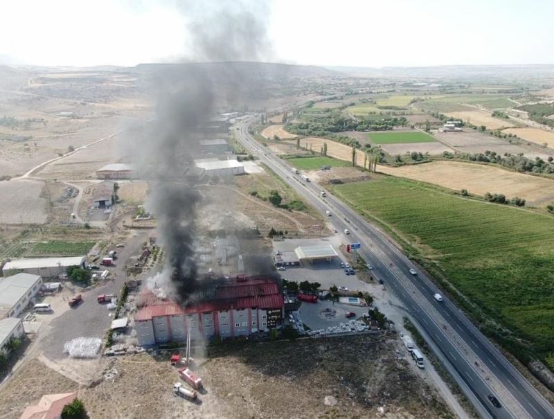 Mobilya fabrikasında çıkan yangına 10 araç ile 42 itfaiye personeli müdahale etti
