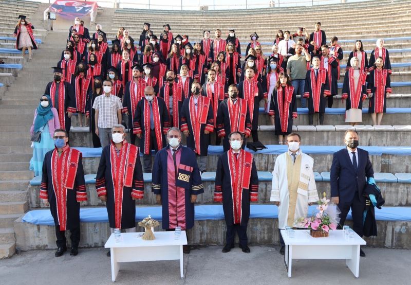 ERÜ Edebiyat Fakültesi’nde mezuniyet coşkusu yaşandı
