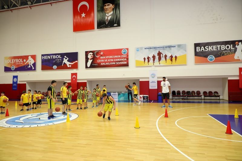 Başkan ve rektör basketbolcularla buluştu
