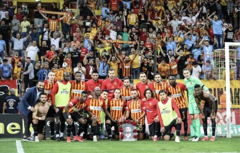 Kayserispor, galibiyeti hayatını kaybeden taraftarına armağan etti
