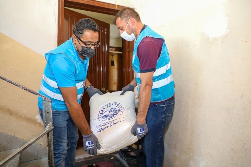 Talas Belediyesi ektiği buğdayı un yaparak dağıttı
