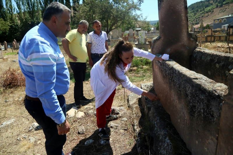 Bu mezarlar tarihe ışık tutuyor
