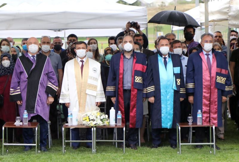 ERÜ Diş Hekimliği Fakültesi 12. Dönem mezunlarını verdi
