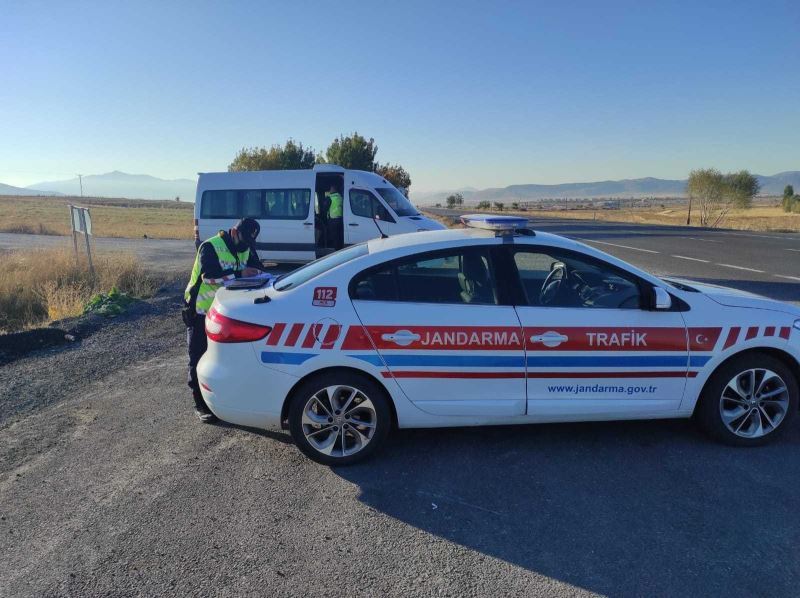 Jandarma trafik timleri öğrenci servis araçlarını denetledi
