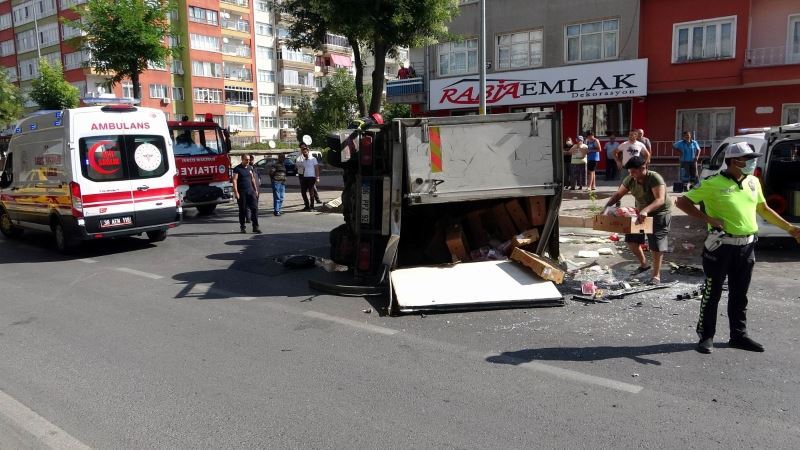 Kaza yapan et yüklü kamyonet devrildi
