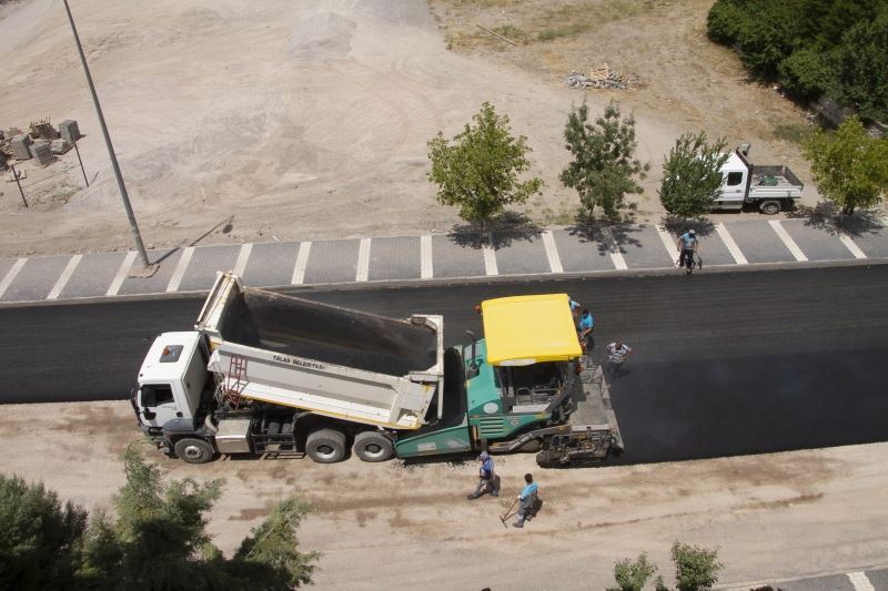 Çimenli Caddesi’ne son kat asfalt atıldı, yol trafiğe açıldı
