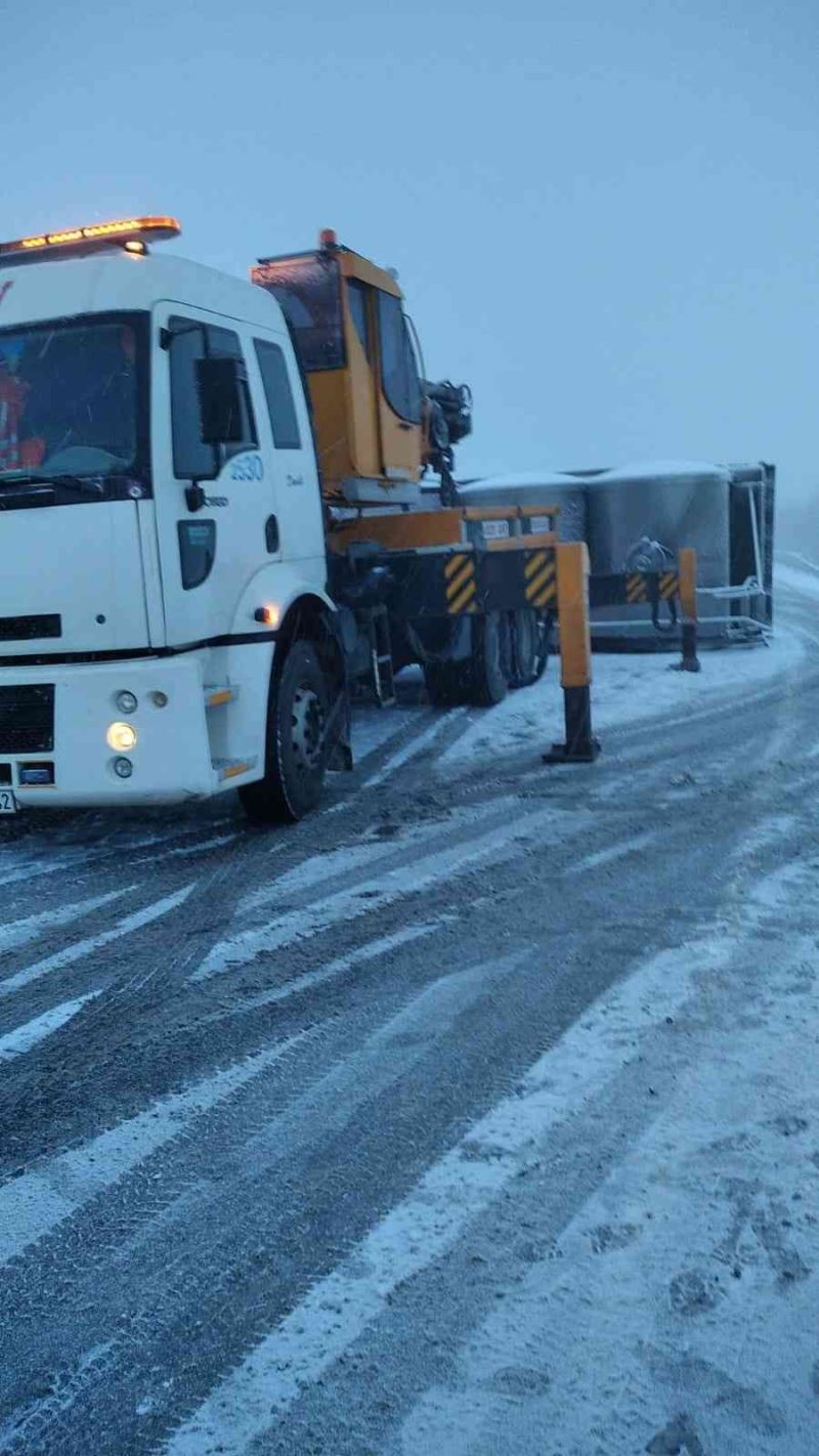 Kaygan yolda süt kamyonu devrildi: 1 yaralı
