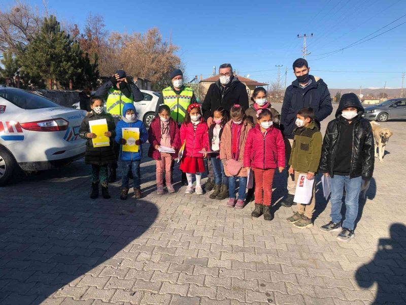 Çocukların karne sevincine jandarma ortak oldu
