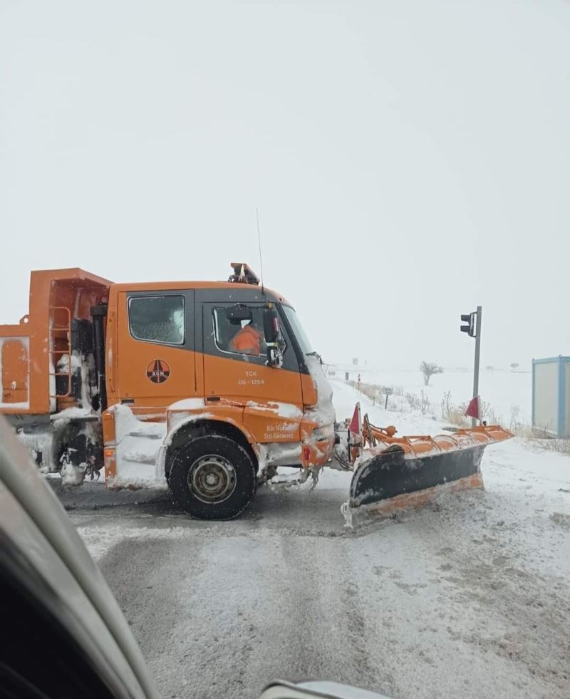 Develi-Adana yolu kar yağışı nedeniyle trafiğe kapandı
