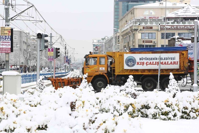 Kayseri Büyükşehir’in kar ve tipi ile mücadelesi sürüyor
