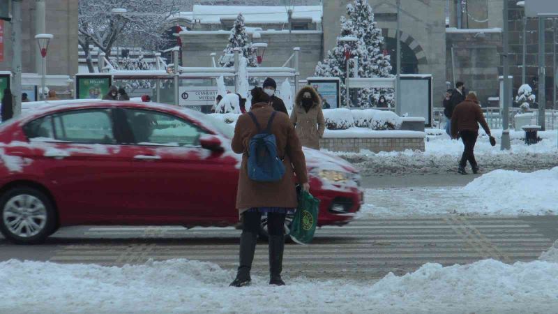 Kayseri’de kar yağışı kenti beyaza bürüdü
