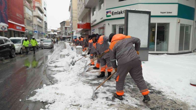 Melikgazi’de aralıksız kar mesaisi
