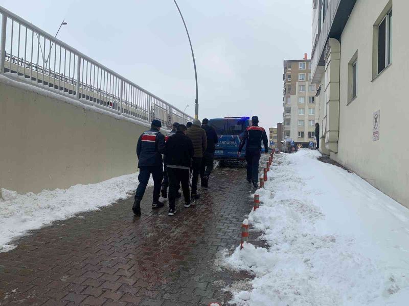 Hırsızlık yapan 3 şahıs jandarma dedektifleri tarafından yakalandı
