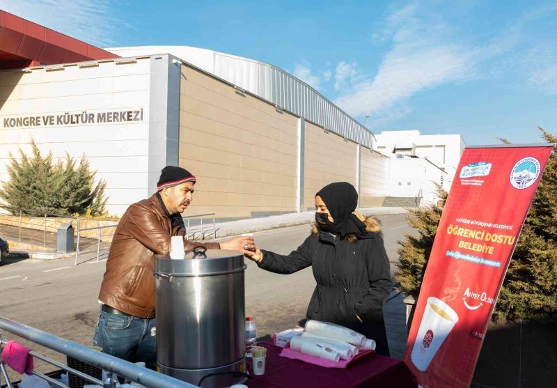 Kayseri Büyükşehir Belediyesi’nden KAYÜ Öğrencilerine Sıcak Çorba İkramı
