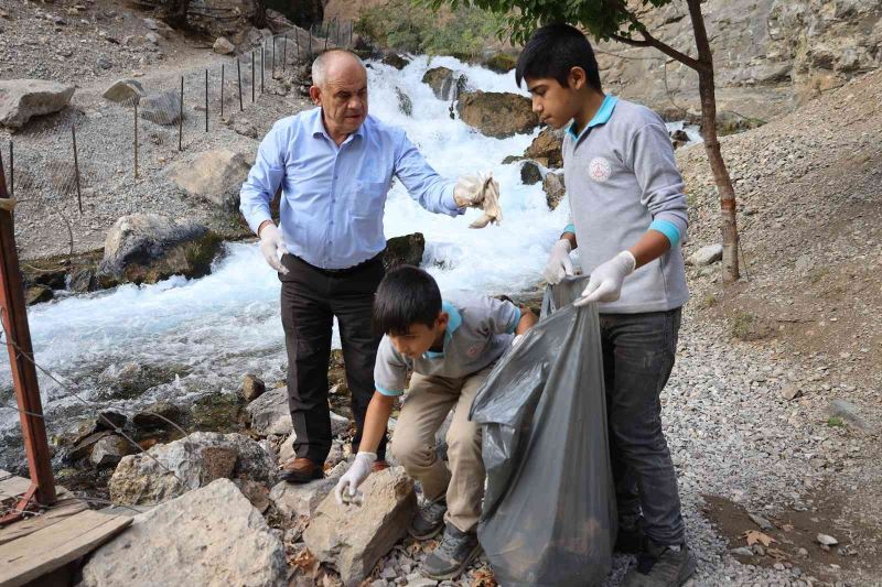 Başkan Öztürk, Öğrencilerle Birlikte Çevre Temizliği Yaptı
