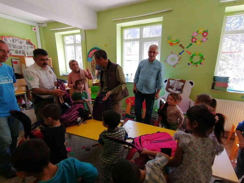 Anaokul öğrencilerine kırtasiye yardımı dağıtıldı
