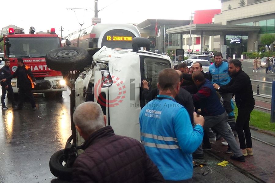 Devrilen minibüsten burunları kanamadan çıktılar