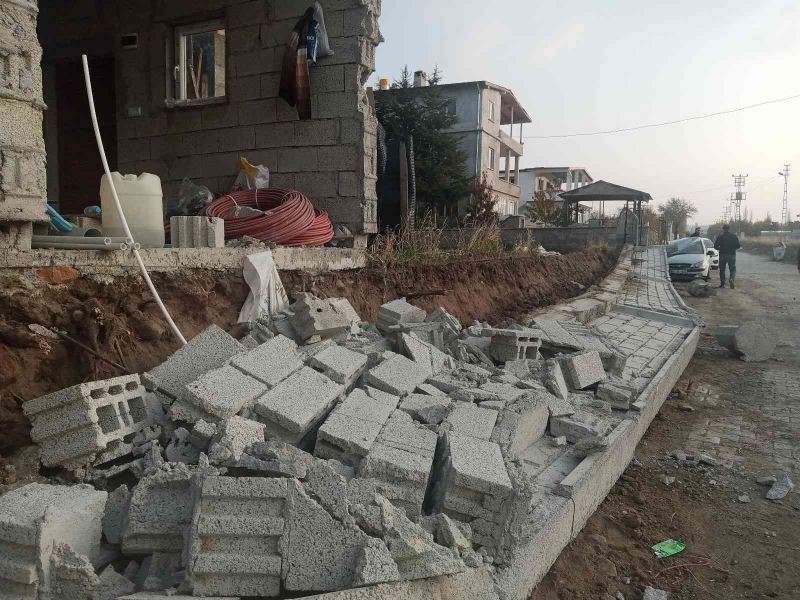 Üzerine duvar devrilen işçi hayatını kaybetti
