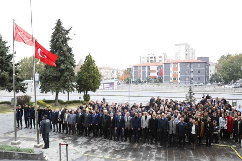 Melikgazi personelinden Ata’ya saygı duruşu
