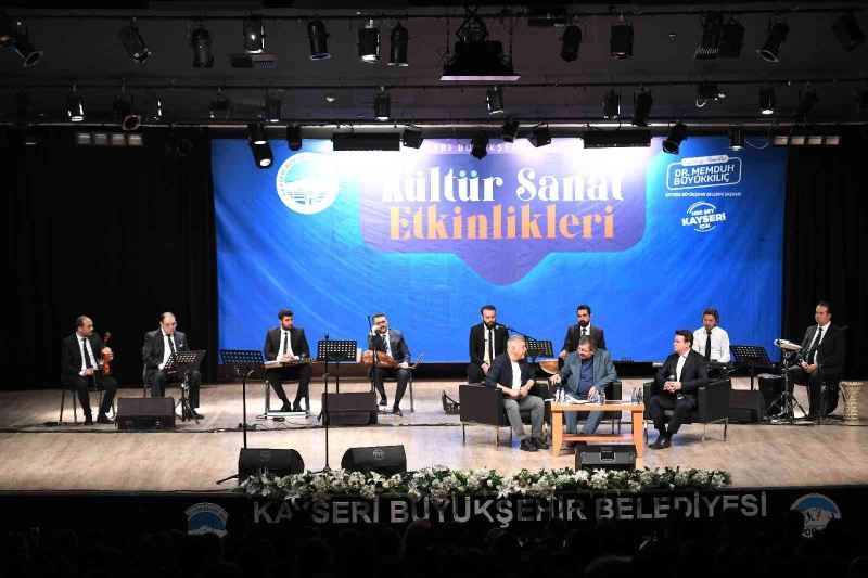 Başkan Büyükkılıç, konser ve şiir dinletisinde şarkı söyledi
