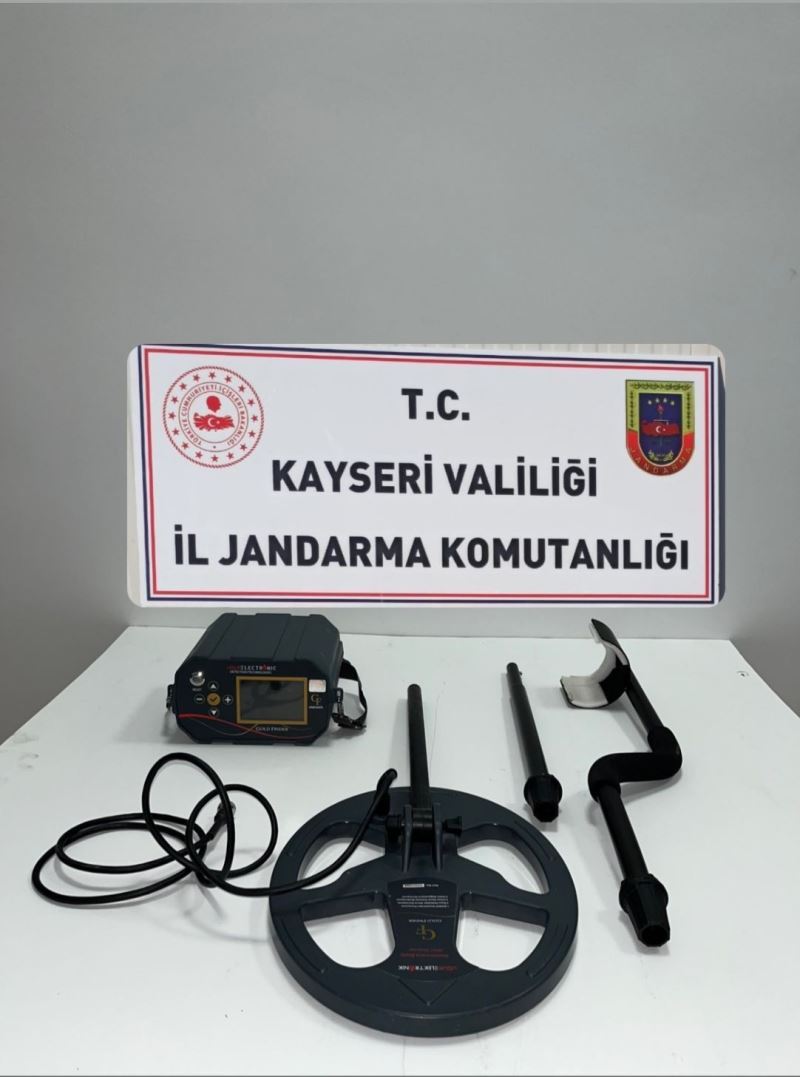 Kilisede Kaçak Kazı Yapanlara Suçüstü
