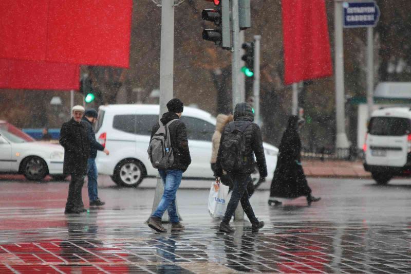 Kayseri’ye mevsimin ilk karı yağdı
