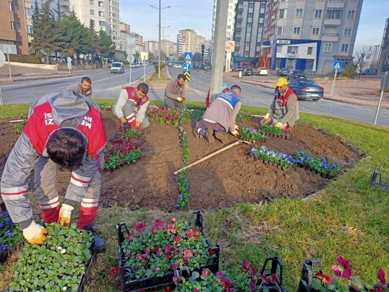 Melikgazi’nin Kavşakları Çiçeklerle Renklendi
