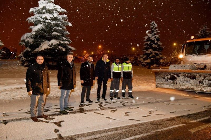 Başkan İmamoğlu, kar temizleme çalışmalarını inceledi
