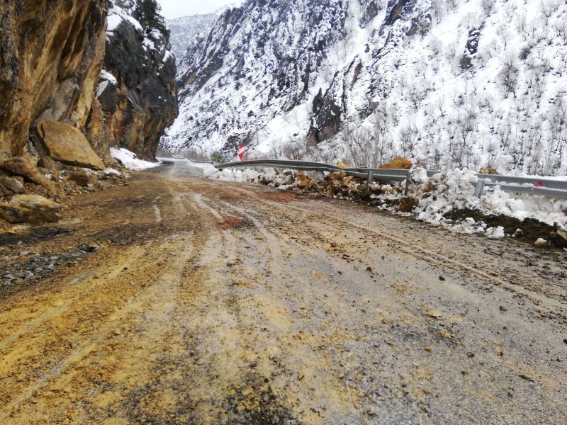 Heyelan sonucu kapanan yol ulaşıma açıldı
