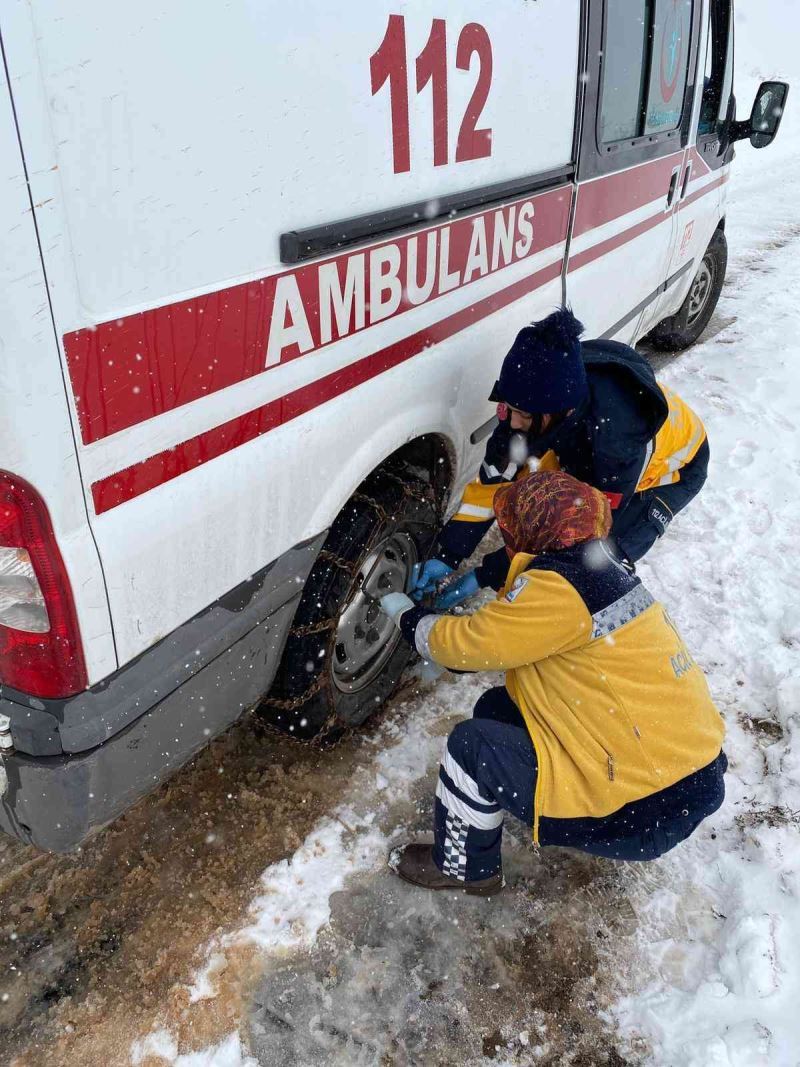 Kara saplanan ambulansa kadın sağlık çalışanları zincir taktı
