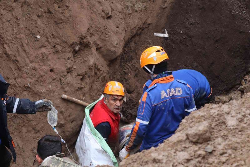 Kayseri’de kayan toprağın altında ayağı sıkışan işçi mahsur kaldı
