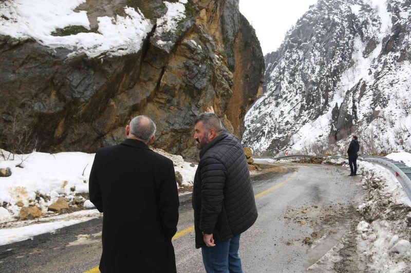 Başkan Öztürk heyelan bölgesinde incelemelerde bulundu
