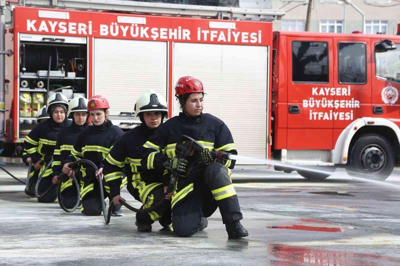 Büyükşehir İtfaiyesi’nden geleceğin kadın itfaiyecilerine zorlu eğitim
