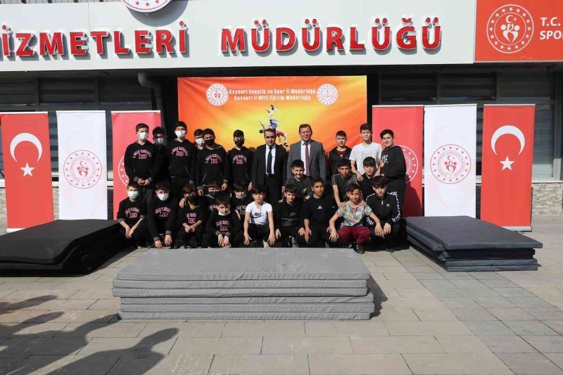 ’Minder bizden pehlivan sizden’ projesi kapsamında okullara minder verildi
