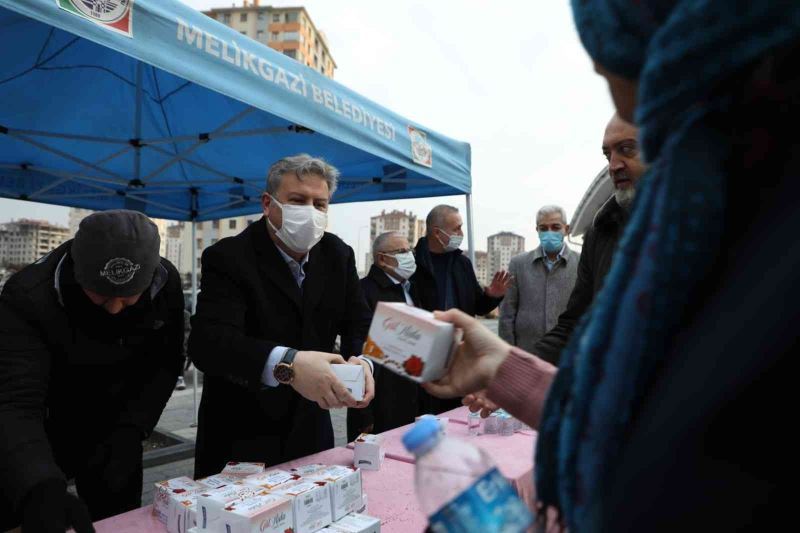 Sabah namazında kandil simidi Başkan Palancıoğlu’ndan
