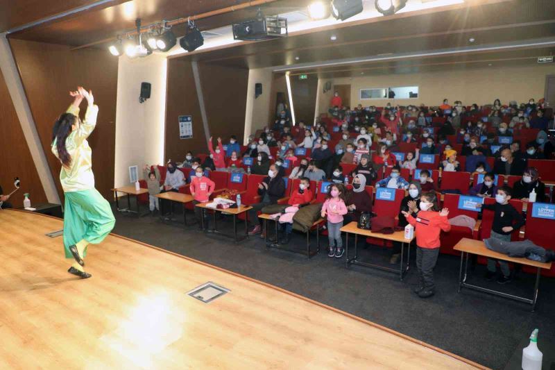 Başkan Amca’nın tiyatro hediyesi çocukları mutlu etti
