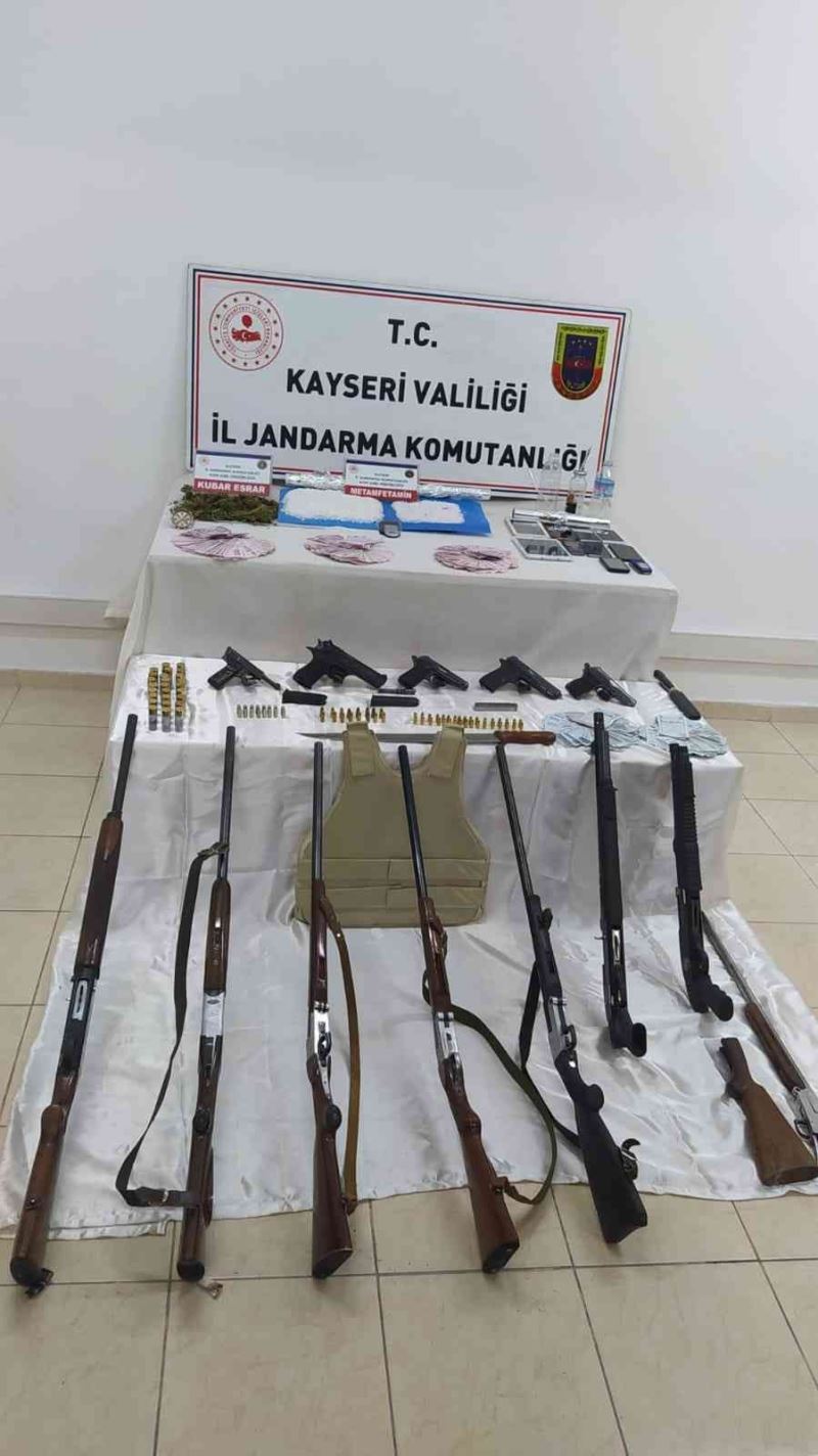 Uyuşturucu tacirleri jandarma operasyonu ile yakalandı
