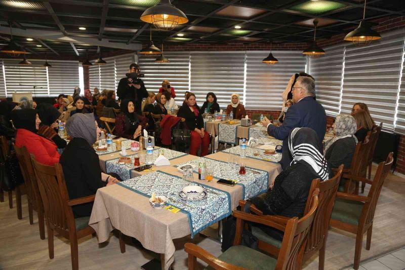 Başkan Büyükkılıç, kadın muhtar ve meclis üyeleriyle bir araya geldi
